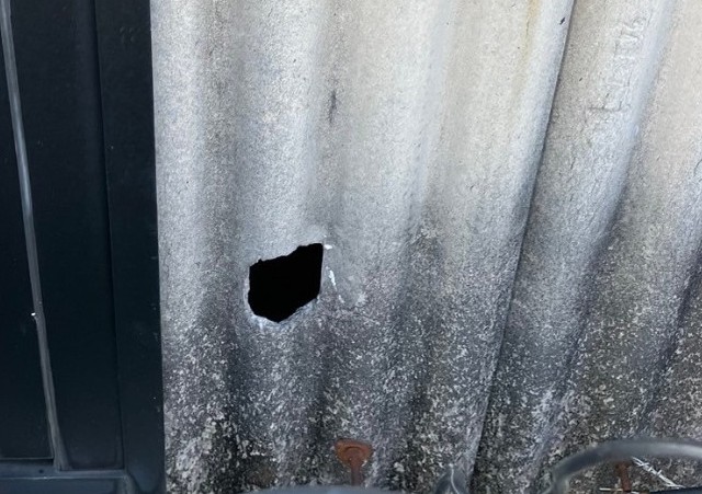 小波スレート外壁　穴塞ぎ前